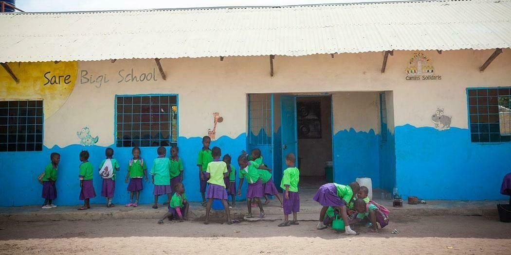 Fachada escuela Sare Bigi Gambia