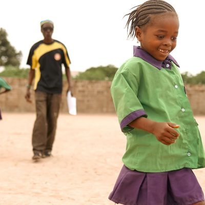 Niña corriendo en la escuela de Sare Bigi Gambia África